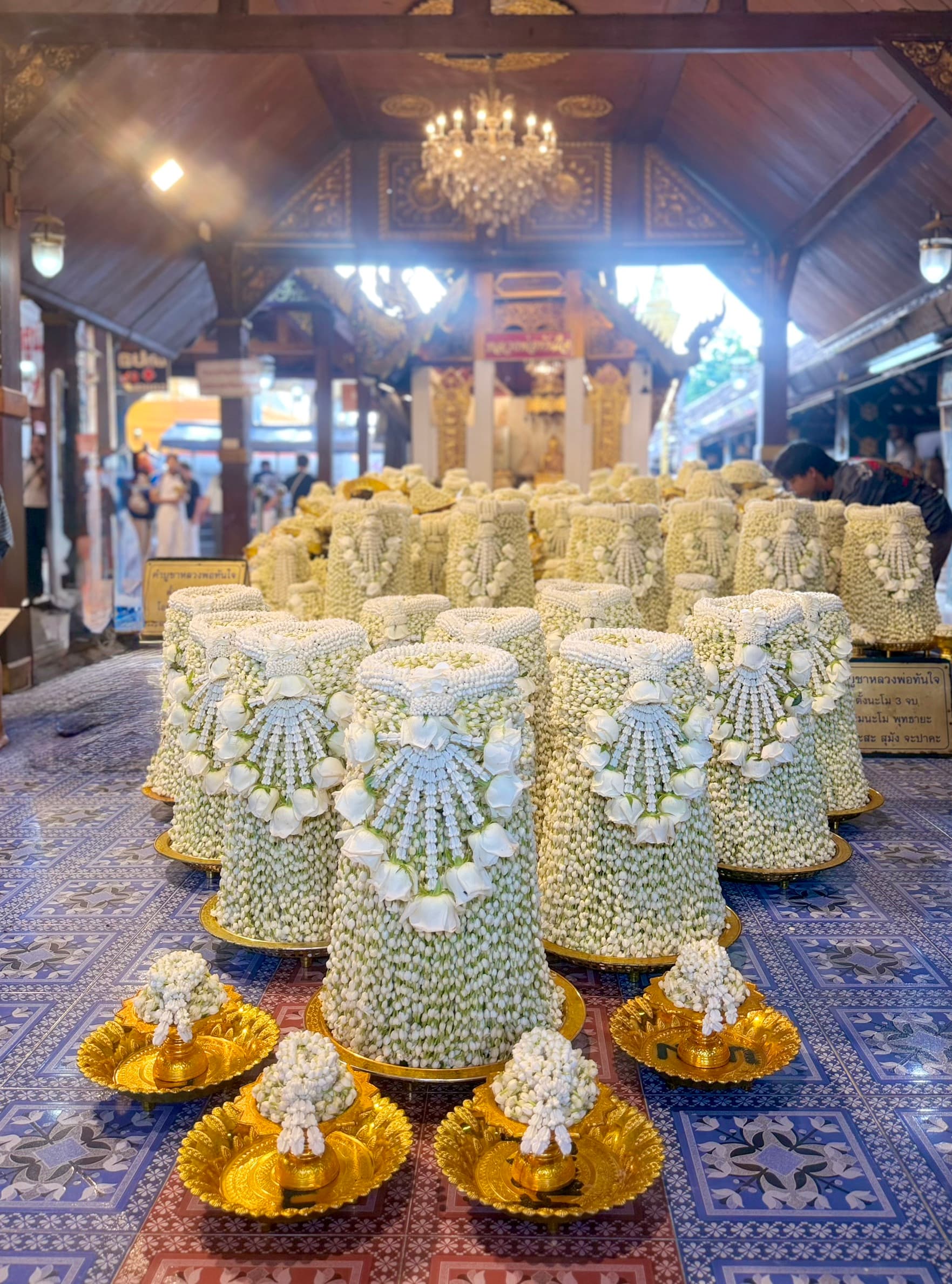 จัดพานมะลิแก้บนจำนวนมากในวัด