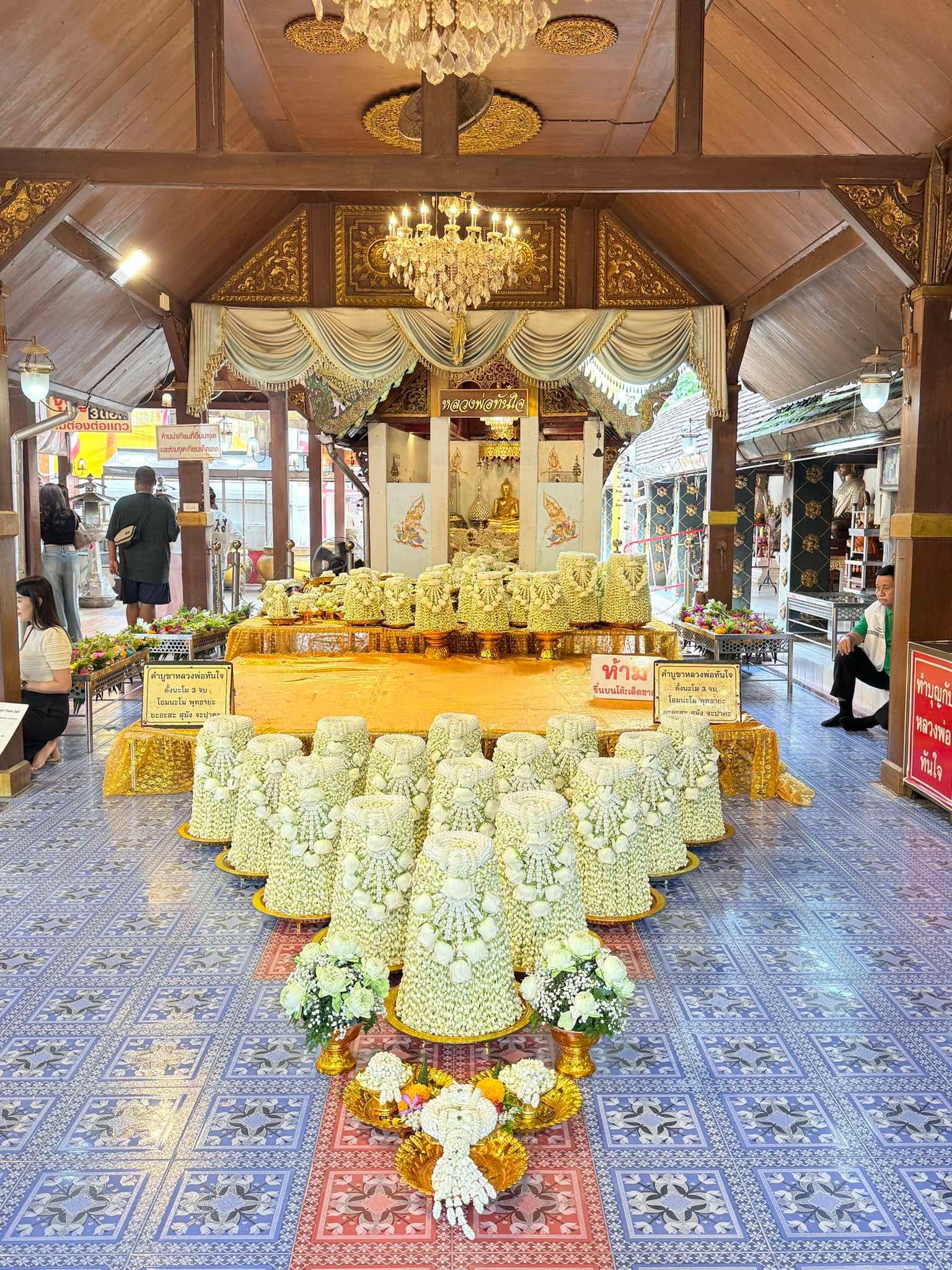 พานมะลิเรียงแถวหน้าพระพุทธรูป